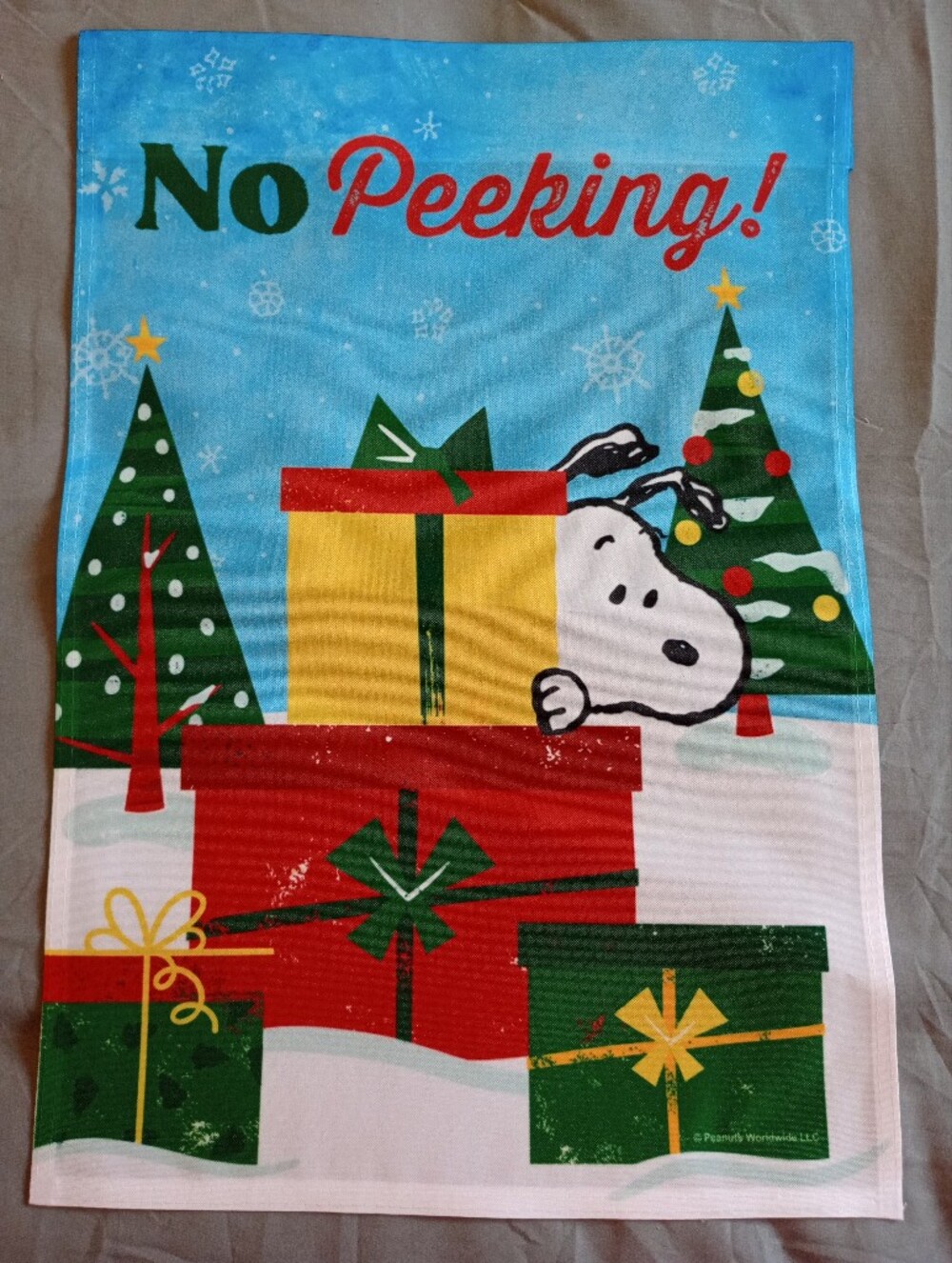 Peanuts Snoopy "No Peeking!" Holiday Christmas Garden Flag NWOT